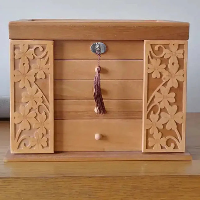 Smykkeskrin I Træ Med Udskæringer