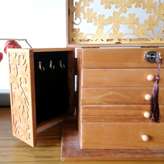 Smykkeskrin I Træ Med Udskæringer