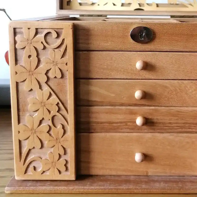 Smykkeskrin I Træ Med Udskæringer