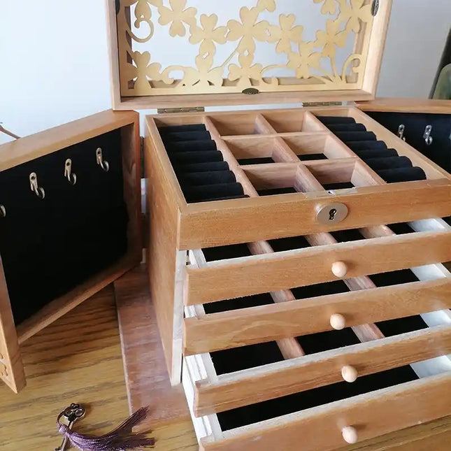 Smykkeskrin I Træ Med Udskæringer