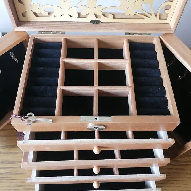 Smykkeskrin I Træ Med Udskæringer