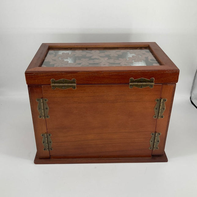 Smykkeskrin I Træ Med Udskæringer