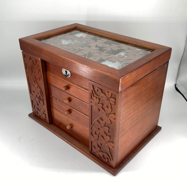 Smykkeskrin I Træ Med Udskæringer