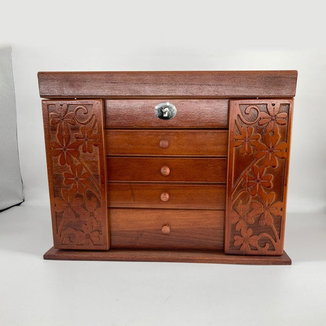 Smykkeskrin I Træ Med Udskæringer