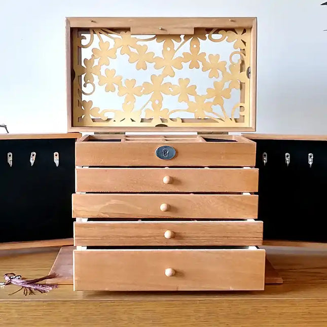 Smykkeskrin I Træ Med Udskæringer